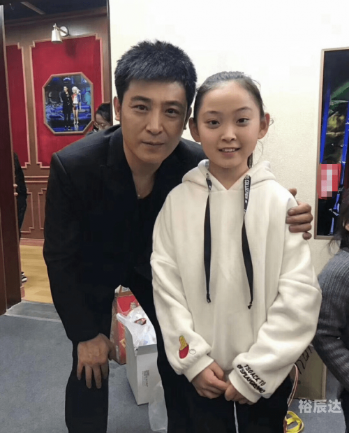 邓鸣贺最新消息邓鸣贺最新消息，演艺事业再攀高峰-第2张图片