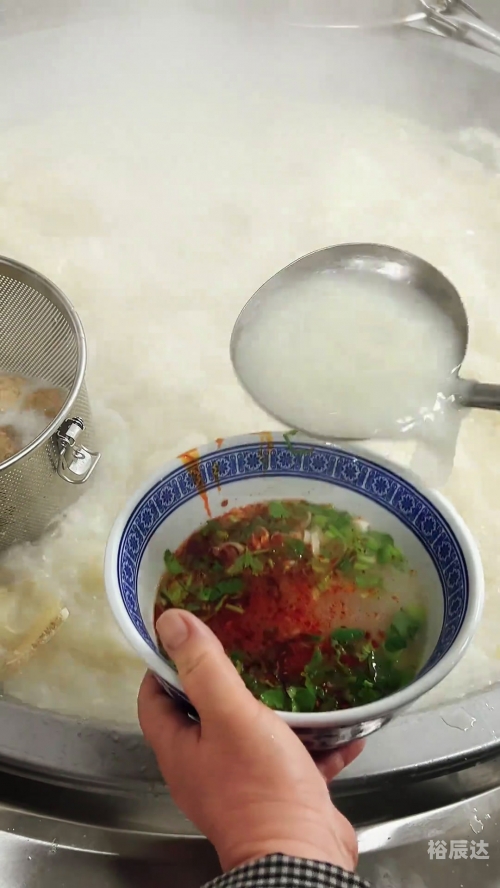 老外用胡辣汤酸辣粉泡月饼老外用胡辣汤酸辣粉泡月饼-第1张图片