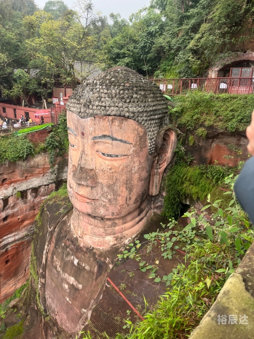 乐山大佛在哪地方乐山大佛位于四川省乐山市，是古代佛教文化的重要遗产之一。乐山大佛是一座巨大的石刻佛像，被誉为世界最大的石刻佛像之一。