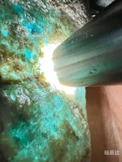 高冰种翡翠原石价格及图片高冰种翡翠原石价格，市场与价值-第2张图片