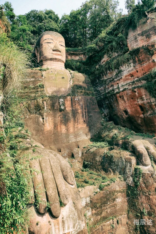 乐山大佛在哪里可以远观乐山大佛位于四川省乐山市，是世界上最大的石刻佛像之一。这座佛像高达71米，被誉为古代艺术和宗教的杰作。-第2张图片