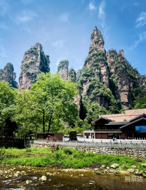 黄龙洞在哪里黄龙洞位于中国湖南省的某山区，是一个著名的自然景观。黄龙洞是一个充满神秘和奇幻色彩的地下洞穴，以其独特的地理环境和丰富的地下资源而闻名。-第1张图片