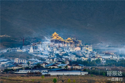 香格里拉位于云南省的藏区地区，是云南省内著名的旅游胜地。香格里拉是一个历史悠久、文化底蕴深厚的地区，拥有得天独厚的自然风光和人文景观。