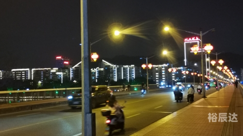 三明北站位于福建省三明市。它是中国铁路交通的一个重要站点，连接着多个方向和线路。三明北站的建设和发展对于促进当地经济发展和提升交通便捷性具有重要意义。-第2张图片