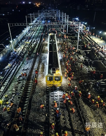 三明北站位于福建省三明市。它是中国铁路交通的一个重要站点，连接着多个方向和线路。三明北站的建设和发展对于促进当地经济发展和提升交通便捷性具有重要意义。