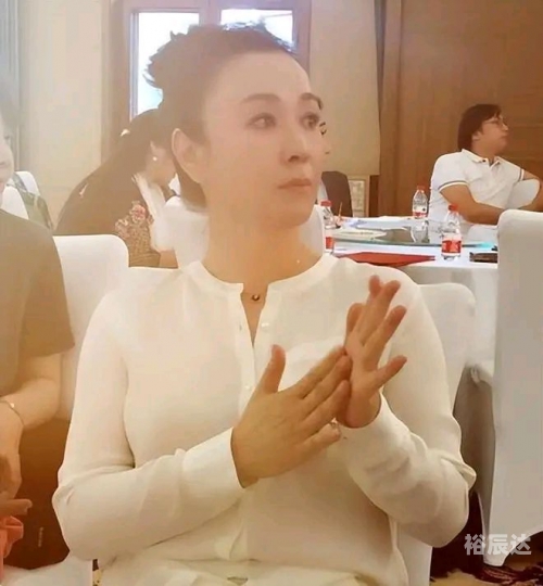 傅艺伟和金巧巧傅艺伟与金巧巧，演艺界的璀璨明星