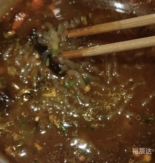 老外用胡辣汤酸辣粉泡月饼