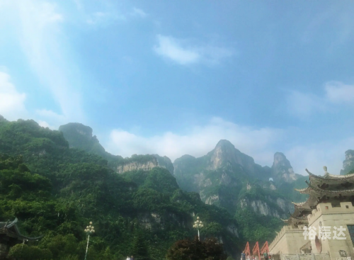 天门山99道弯，神秘之巅的魅力之旅