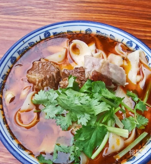 刀削面刀削面，传统美食的魅力-第2张图片
