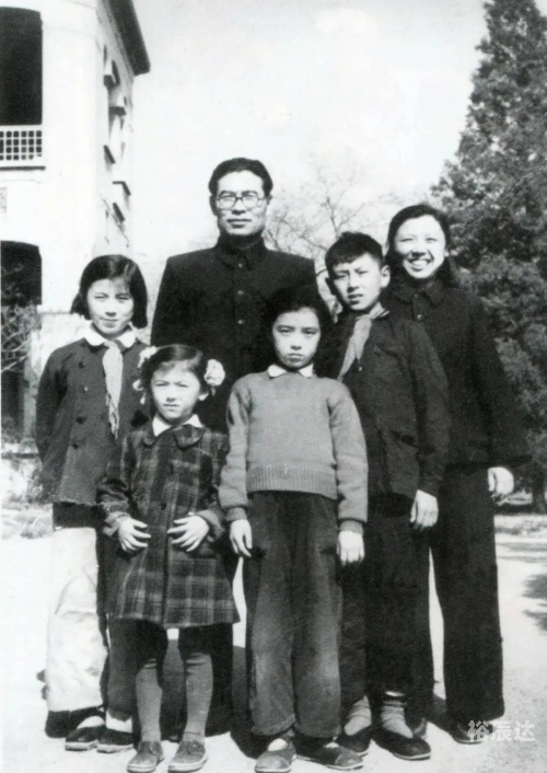 高岗和李连杰高岗与李连杰，传奇人物交织的江湖故事-第2张图片