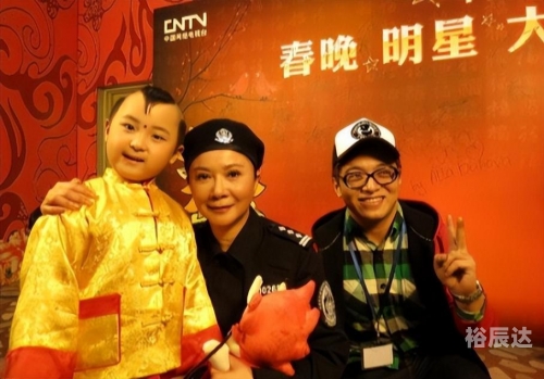 小童星邓鸣贺春晚童星邓鸣贺，星光璀璨的璀璨之星-第2张图片