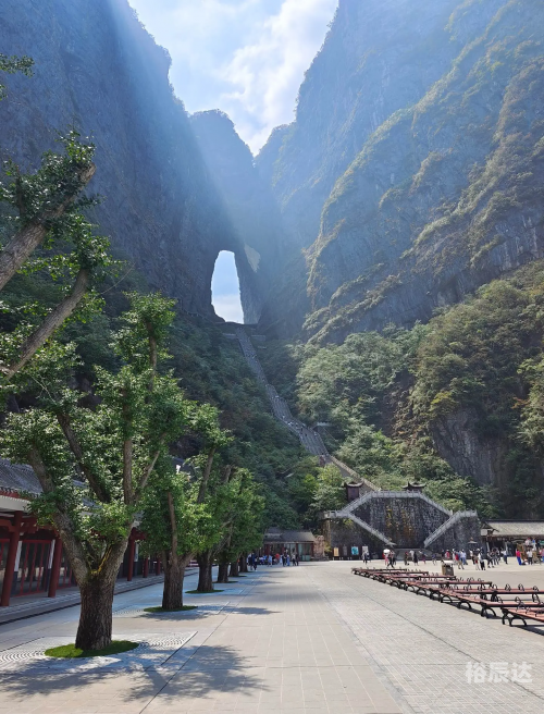 天门山99道弯在哪里?天门山99道弯，自然奇观与历史文化的完美融合-第1张图片