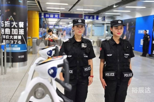 地铁女汉子，都市中的独立力量-第2张图片