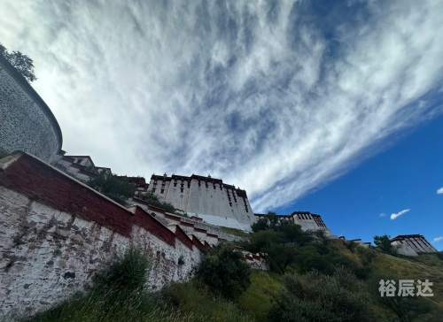 布达拉宫，白宫与红宫的独特历史与建筑特色