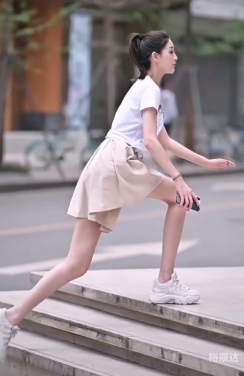 14岁学生迈开腿玩打扑克-第3张图片