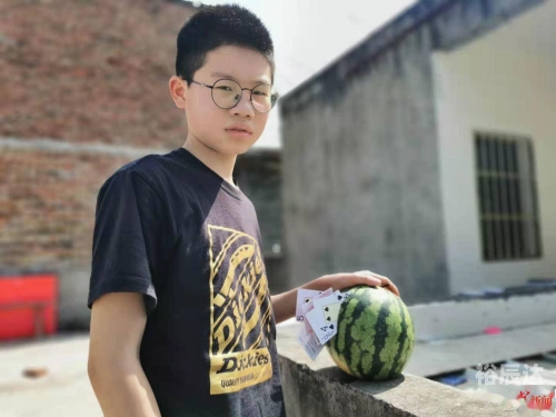 14岁学生迈开腿玩打扑克-第2张图片