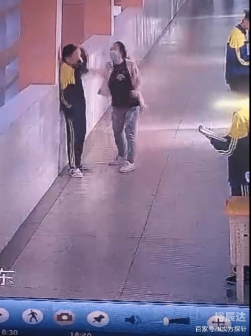 14岁学生迈开腿玩打扑克