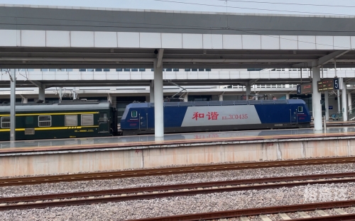 三明北站在哪三明北站位于福建省三明市。该站是连接福建省内各大城市的重要交通枢纽，也是连接全国各大铁路干线的关键节点。三明北站在地理位置上十分优越，位于三明市的主城区附近，交通便利，连接着多个城市和线路。