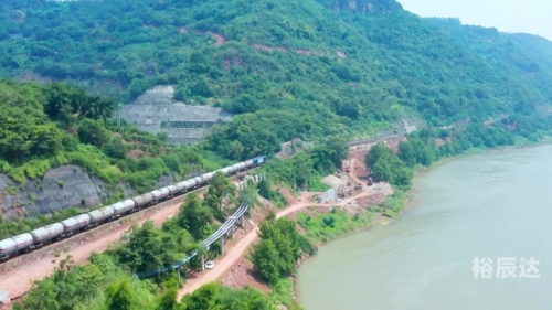 三明北站在哪三明北站位于福建省三明市。该站是连接福建省内各大城市的重要交通枢纽，也是连接全国各大铁路干线的关键节点。三明北站在地理位置上十分优越，位于三明市的主城区附近，交通便利，连接着多个城市和线路。-第2张图片