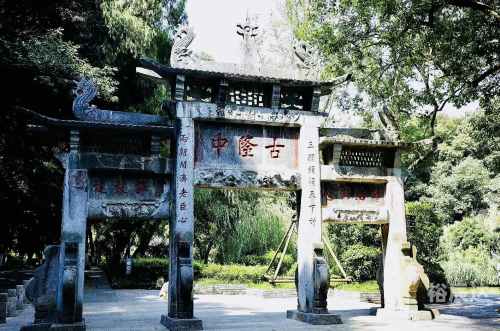 襄阳火车站襄阳火车站，历史与现代的交汇点
