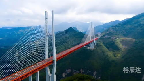 成自泸赤高速，连接四川与贵州的高速公路