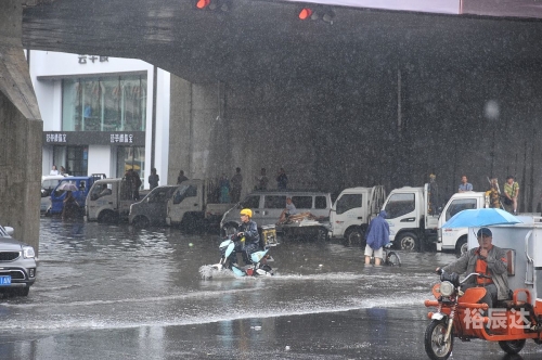 上海特大暴雨上海特大暴雨，暴雨中的城市挑战