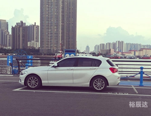 宝马118i宝马118i，豪华与动感的完美结合
