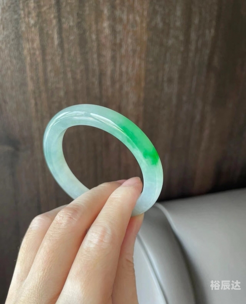 白底青翡翠白底青翡翠，自然之美与独特之韵