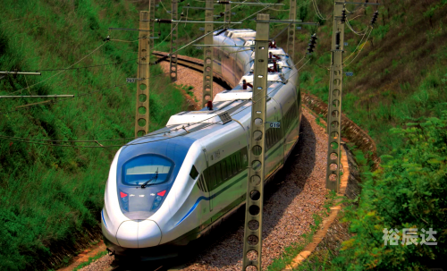 动车D2809经过站点动车D2809，穿梭时空的旅行者