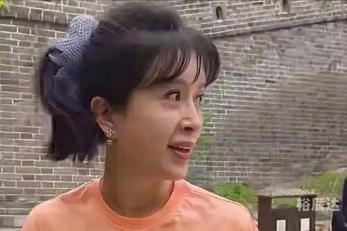 傅艺伟和金巧巧年轻时照片对比傅艺伟与金巧巧，演艺界的璀璨明珠-第2张图片