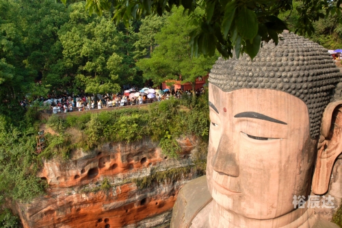乐山大佛在哪个城市?乐山大佛位于四川省乐山市，是古代佛教文化的重要遗产。这座壮观的佛像矗立在岷江之滨，是古代劳动人民智慧和艺术的结晶。