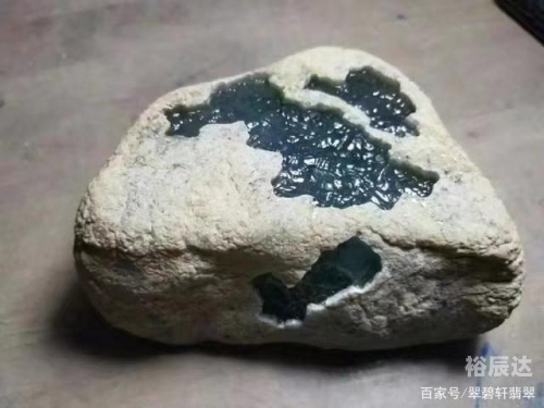 高冰种翡翠原石价格血玉皮丘高冰种翡翠原石价格，市场与价值-第3张图片