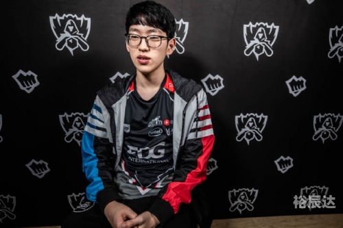 厂长指着Deft的鼻子骂