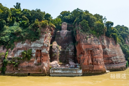 乐山大佛在哪里个城市乐山大佛位于四川省乐山市，是古代佛教文化的重要遗产。乐山大佛是一座巨大的石刻佛像，被誉为世界最大的石刻佛像之一。