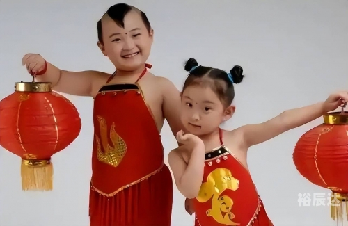 春晚小演员邓鸣贺春晚童星邓鸣贺，星光璀璨的璀璨之星-第2张图片