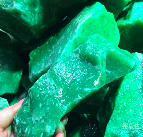 和田玉属于什么档次的玉东陵玉属于高档玉石类别，是一种珍贵的宝石。东陵玉是一种具有独特纹理和颜色的玉石，其品质和价值因产地、品种、工艺等因素而异。在市场上，东陵玉通常被视为高档玉石，具有很高的收藏价值和投资价值。-第1张图片