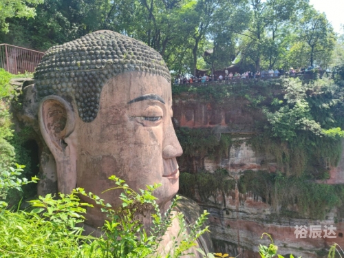 乐山大佛在哪里个城市乐山大佛位于四川省乐山市，是古代佛教文化的重要遗产之一。乐山大佛是一座巨大的石刻佛像，被誉为世界最大的石刻佛像之一。