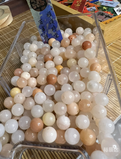 东陵玉属于高档玉石类别，是一种珍贵的宝石。东陵玉是一种具有独特魅力的玉石，其颜色丰富多样，包括白色、绿色、灰色等，质地细腻，光泽温润，深受人们喜爱。-第2张图片