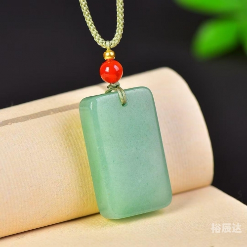 东陵玉属于高档玉石类别，是一种珍贵的宝石。东陵玉是一种具有独特魅力的玉石，其颜色丰富多样，包括白色、绿色、灰色等，质地细腻，光泽温润，深受人们喜爱。-第1张图片