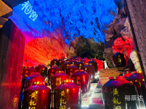 天龙八部怀旧服黄龙洞在哪黄龙洞位于中国湖南省的某山区，是一个著名的自然景观。黄龙洞是一个充满神秘和奇幻色彩的地下洞穴，以其独特的地理环境和丰富的地下资源而闻名。