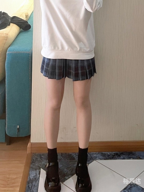 14岁学生迈开腿让打扑克14岁学生迈开腿玩打扑克-第3张图片